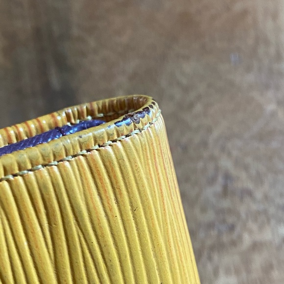 LOUIS VUITTON EPI WALLET - Picture 7 of 15